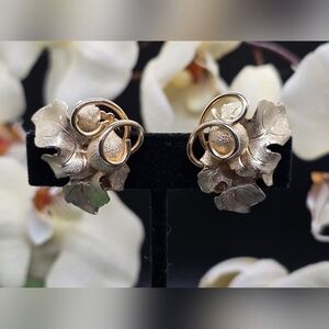 Vintage 1950s floral leaf gold tone clip on earrings